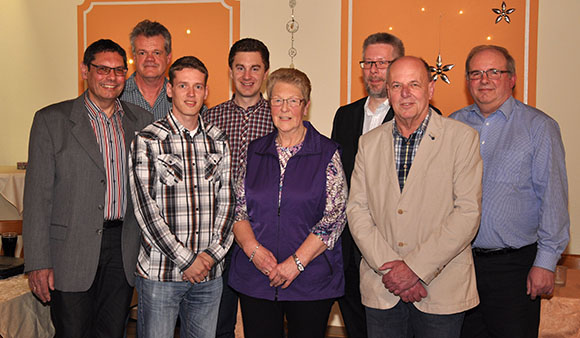 Vorsitzender Hans-Jürgen Kunz mit (v.l.) dem neuen Vize Karl-Heinz Eckhardt, Timo Gröf, Dominic Franz, Hannelie Obitz, Hartmut Hubert, Gerhard Schmidt und Michael Hardt Vorsitzender Hans-Jürgen Kunz mit (v.l.) dem neuen Vize Karl-Heinz Eckhardt, Timo Gröf, Dominic Franz, Hannelie Obitz, Hartmut Hubert, Gerhard Schmidt und Michael Hardt