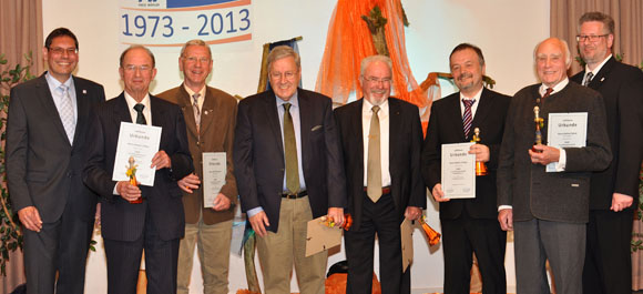 Vorsitzender Hans-Jürgen Kunz (l.) und Stellvertreter Hartmut Hubert (r.) ehrten (v.l.) Herbert Debus, Willi Gombert, Horst Reichmann, Friedhelm Kahn, Walter Fritzjus und Helmut Mück. Vorsitzender Hans-Jürgen Kunz (l.) und Stellvertreter Hartmut Hubert (r.) ehrten (v.l.) Herbert Debus, Willi Gombert, Horst Reichmann, Friedhelm Kahn, Walter Fritzjus und Helmut Mück.