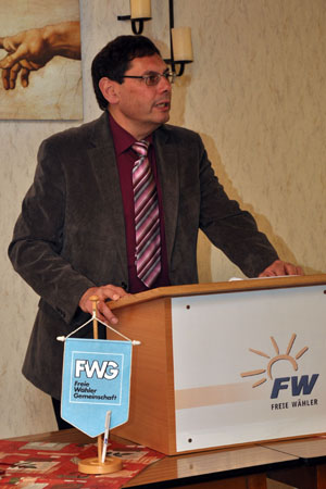 Der 1. Vorsitzende Hans-Jürgen Kunz erläutert die Positionen und Ziele der Freien Wähler Der 1. Vorsitzende Hans-Jürgen Kunz erläutert die Positionen und Ziele der Freien Wähler